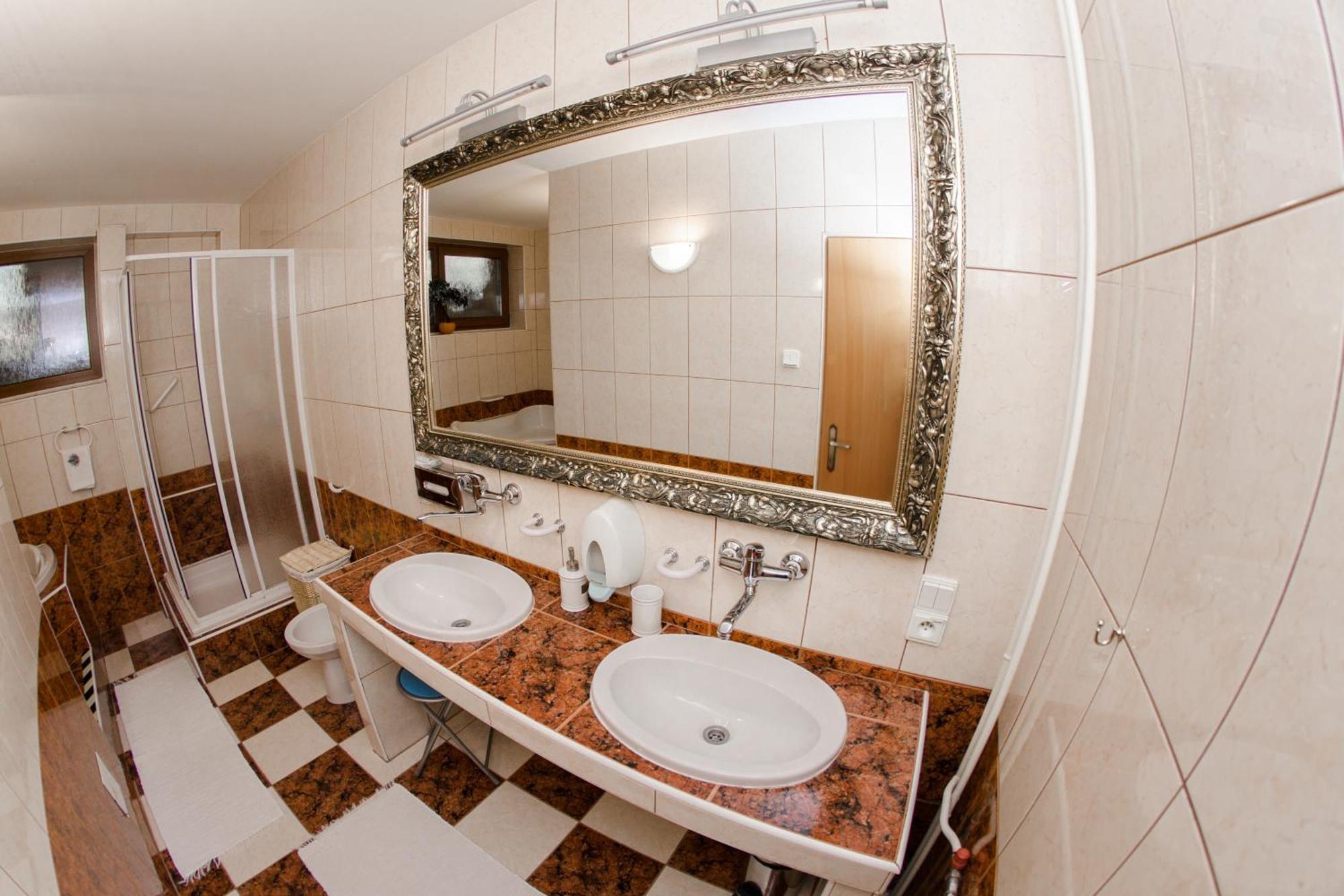 Hotel Sachticka Банска-Бистрица Экстерьер фото